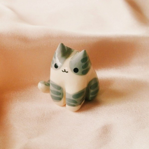figura de michi gris y blanco