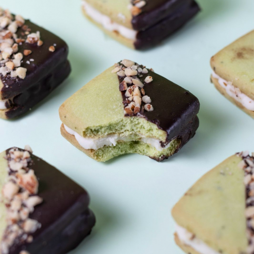 Alfajor de pistachos y limón semibañado