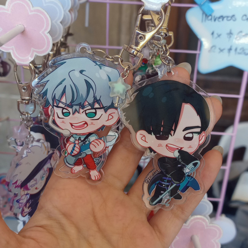 Llaveros de acrílico cristal y holográfico.