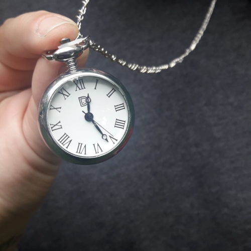 Collar-reloj plateado