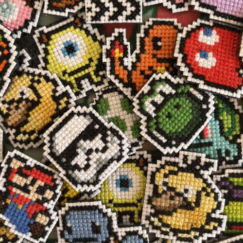 Pines e imanes bordados en punto cruz